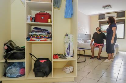 Luciano y su esposa Jessica en el centro de rehabilitación de Ceará, el pasado 28 de julio.