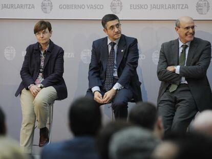 López, ayer en Vitoria entre sus consejeros de Sanidad, Rafael Bengoa, y Empleo, Gemma Zabaleta.