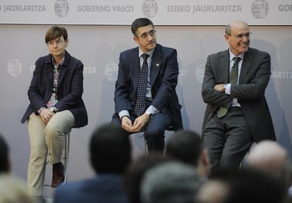 López, ayer en Vitoria entre sus consejeros de Sanidad, Rafael Bengoa, y Empleo, Gemma Zabaleta.