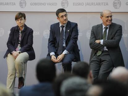 López, ayer en Vitoria entre sus consejeros de Sanidad, Rafael Bengoa, y Empleo, Gemma Zabaleta.