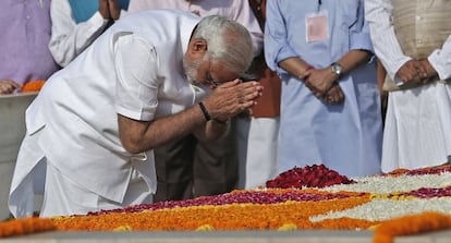 Narendra Modi rende homenagem a Gandhi antes de sua posse.