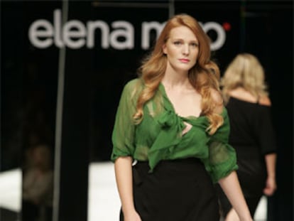 Modelo de tallas superior a la 46, en la pasarela de Milán durante el desfile que, el pasado septiembre, presentó Elena Miró.