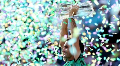 Federer alza el trofeo de campe&oacute;n en Indian Wells.