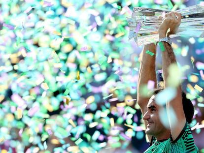Federer alza el trofeo de campe&oacute;n en Indian Wells.