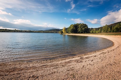 Playa del Parque Provincial de Landa, en Álava, a orillas del embalse de Ullibarri-Gamboa.