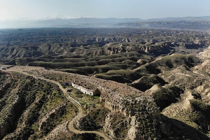 Vista aérea del Geoparque de Granada, en una zona denominada 'badlands', cerca de la finca de cultivo de los hermanos Francisco y Álvaro Martínez.