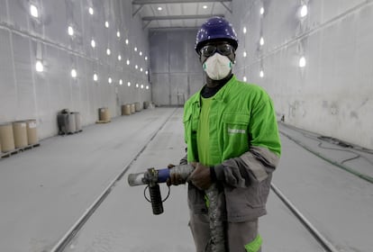 Mohamed, que llegó a España en patera siendo menor, el pasado enero en la fábrica de molinos de viento de Bilbao en la que trabaja.