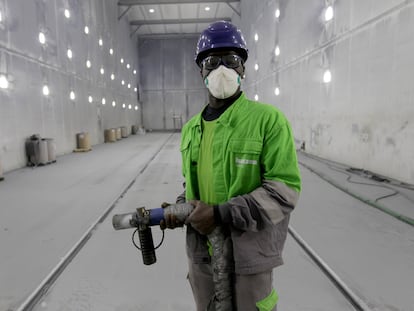 Mohamed, que llegó a España en patera siendo menor, el pasado enero en la fábrica de molinos de viento de Bilbao en la que trabaja.