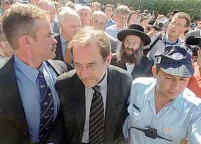 El enviado de la UE Javier Solana (en el centro) visita el lugar del último atentado suicida en el centro de Jerusalén.