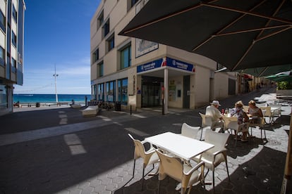 Una terraza semivacía de una bar en Benidorm el pasado 27 de septiembre.