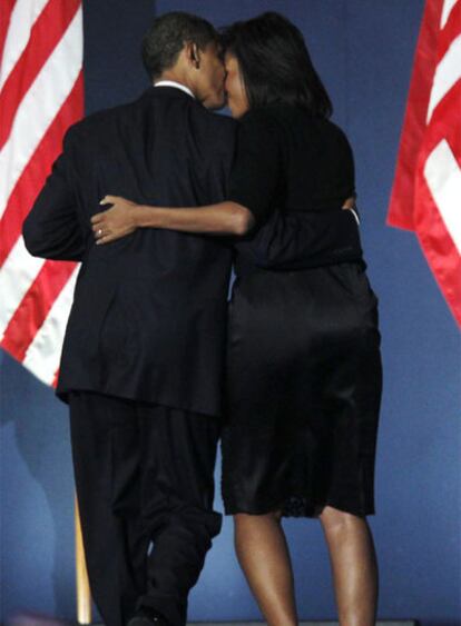 Barack Obama y su esposa, Michelle, después del discurso pronunciado en Chicago tras conocer su victoria.