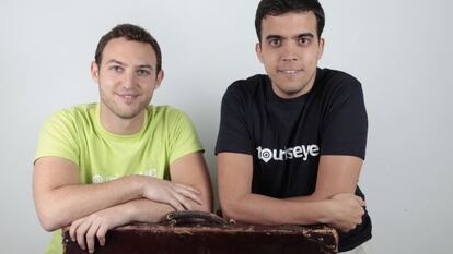 De izquierda a derecha, Ariel Camus y Javier Hernández.