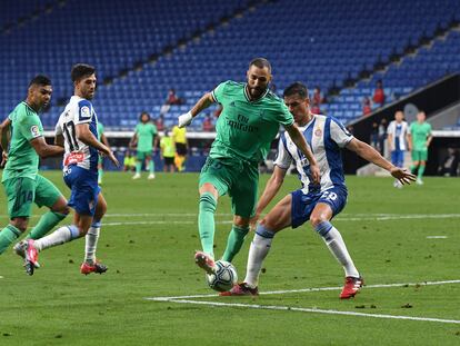 Benzema asiste de tacón a Casemiro en el gol de la victoria en Cornellà.