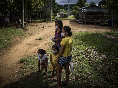 Moradores de uma comunidade rural de Manaus.