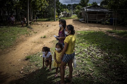 Moradores de uma comunidade rural de Manaus.