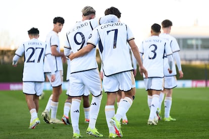 Los jugadores del Real Madrid celebran unngol en el partido de la Youth League ante el Leipzig.