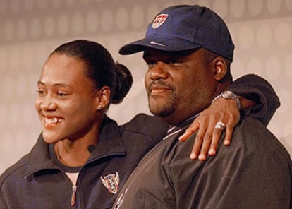 Marion Jones y C.J. Hunter posan sonrientes tras los éxitos de Sydney 2000.