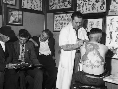 Un club de tatuaje en Bristol en 1954.