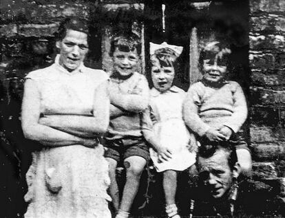 Michael, Helen, Billy, Jim, Agnes y Tucker McConville (Fotograma de noticiario de BBC Northern Ireland, enero de 1973)