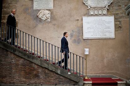 Luchador. El alcalde de Roma, desde junio de 2013, Ignazio Marino, desciende por una de las escaleras del Ayuntamiento de la ciudad, el Campidoglio. Cirujano de prestigio y político honesto y progresista, está obligado a limpiar la ciudad moral y materialmente.