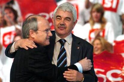 Maragall (derecha) se abraza a Montilla en el mitín de fin de campaña del PSC, celebrado en Barcelona.