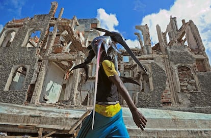 Un pescador transporta un pez vela al mercado de pescado de Hamarweyne, cerca del puerto de Mogadiscio, Somalia.