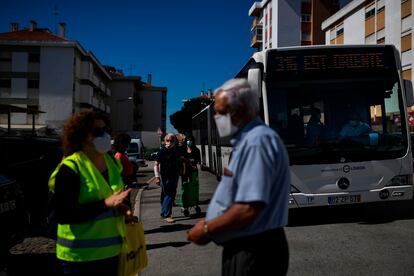 Una funcionaria del ayuntamiento de Loures, en la Gran Lisboa, distribuye mascarillas e información por las calles de la ciudad