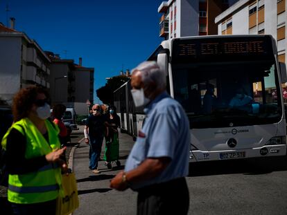 Una funcionaria del ayuntamiento de Loures, en la Gran Lisboa, distribuye mascarillas e información por las calles de la ciudad