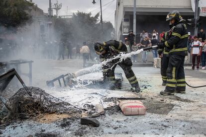 Bomberos sofocan el fuego de las pertenencias de vecinos desalojados,