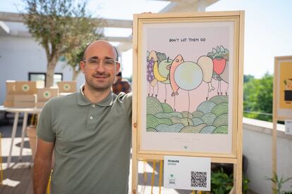 Con el objetivo de concienciar sobre el aprovechamiento alimentario desde un punto de vista divertido, Too Good To Go ha lanzado la compaña 'Arte contra el desperdicio alimentario', una colección exclusiva de pósteres de edición limitada realizada por artistas de toda Europa.
El artista Óscar Alonso, conocido como 72kilos, es uno de los ilustradores que han participado en la iniciativa y acudió este miércoles a su presentación. “Me hace ilusión que mi lámina se pueda comprar y la gente la pueda tener en su cocina para acordarnos de que tenemos alimentos y tenemos que cuidarlos. Lo que hago es contar esto con ideas y colores, con mi narrativa habitual. Es un problema mundial, pero parece que con colorines nos llega de una manera más sencilla”, comentó.
Los pósters ya están disponibles para la venta por 15 euros en la página web posters.toogoodtogo.com/es. Los beneficios irán destinados al Programa Mundial de Alimentos de las Naciones Unidas (PMA), una organización premiada con el Nobel de la Paz en 2020.