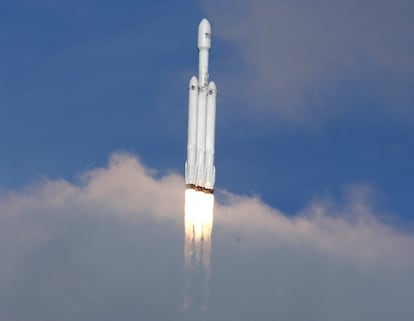 El gigantesco cohete Falcon Heavy, de la empresa privada SpaceX, inició hoy su primer vuelo, que sitió en el espacio un automóvil eléctrico Tesla, y logró además el objetivo de recuperar sus tres impulsores. 