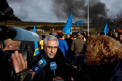 Gaspar Llamazares participa en la marcha reivindicativa para mantener la planta Alcoa en Avilés.