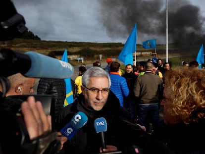 Gaspar Llamazares participa en la marcha reivindicativa para mantener la planta Alcoa en Avilés.