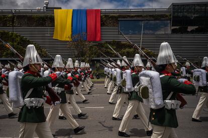 Las fuerzas armadas colombianas vistiendo el tradicional traje de gala. 