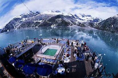 Las rutas de navegación de los nuevos cruceros se extienden a lugares tan remotos como el Ártico (en la foto, uno de los glaciares de Alaska), la Patagonia o los mares de la Antártida.