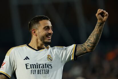 El delantero del Real Madrid Joselu celebra su segundo gol ante el Getafe, ayer.