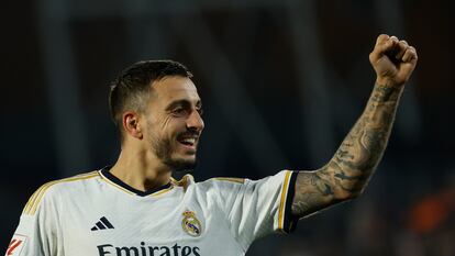 El delantero del Real Madrid Joselu celebra su segundo gol ante el Getafe, ayer.