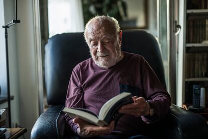 Mario Muchnik, en su casa, en Madrid en 2019.