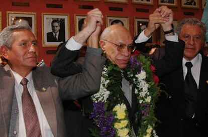 Los senadores del MAS Félix Rojas (izquierda) y Gastón Cornejo (derecha), ayer con Andrés Soliz.