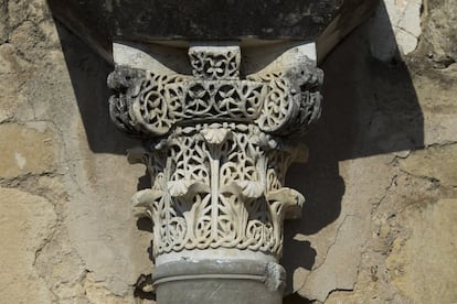 Capitel de 'avispero' en la ciudad califal de Medina Azahara en Córdoba.