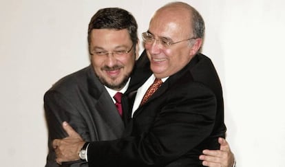 O ex-ministro Antonio Palocci afirmou que conseguia informações privilegiadas com o então presidente do Banco Central, Henrique Meirelles, e as repassava ao Bradesco. Meirelles diz que "afirmação é absurda". Na imagem, Palocci e Meirelles em 2003.