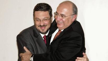 O ex-ministro Antonio Palocci afirmou que conseguia informações privilegiadas com o então presidente do Banco Central, Henrique Meirelles, e as repassava ao Bradesco. Meirelles diz que "afirmação é absurda". Na imagem, Palocci e Meirelles em 2003.