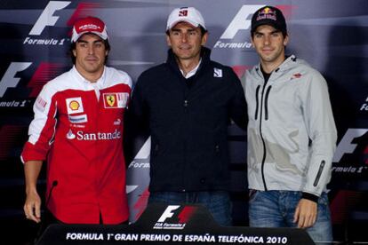 Fernando Alonso, Pedro Martínez De la Rosa y Jaime Alguersuari posan durante la presentación de la carrera.