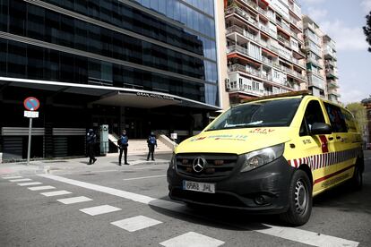 Vehículos de intervención sanitaria del SUMMA a las puertas de el Gran Hotel Colón, primer hotel medicalizado de la Comunidad de Madrid.