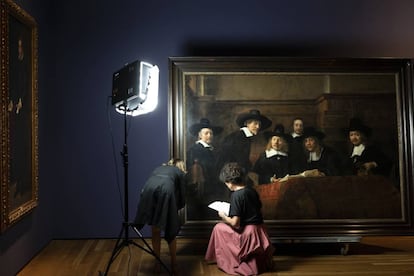 Una experta del Museo del Prado y otra del Rijksmuseum de Ámsterdam revisan el cuadro de Rembrandt 'Los síndicos' esta semana en la pinacoteca madrileña.