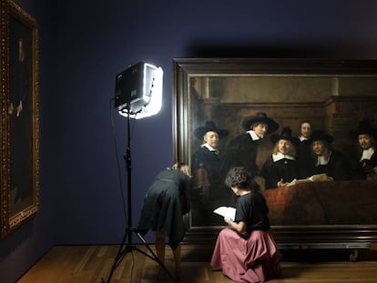 Una experta del Museo del Prado y otra del Rijksmuseum de Ámsterdam revisan el cuadro de Rembrandt 'Los síndicos' esta semana en la pinacoteca madrileña.