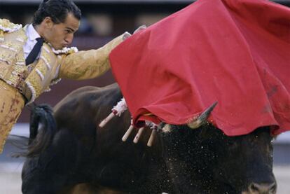 Ivan Fandiño da un pase con la muleta al segundo de su lote