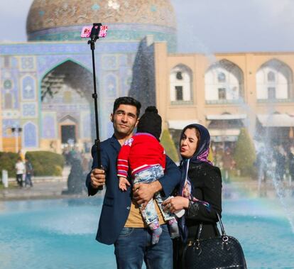 Una familia se toma un `selfe´en la plaza Naghsh-i Jahan (Isfahán)