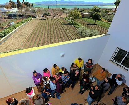 Un grupo de vecinos de Bornos (Cádiz) ha ocupado una corrala de 41 viviendas. Diego Cañamero les ha reunido en asamblea para asesorarles.