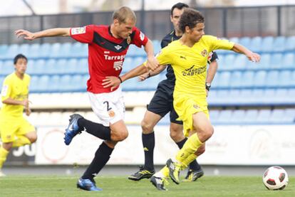 Bergantiños trata de arrebatarle la pelota a un rival del Villarreal B.